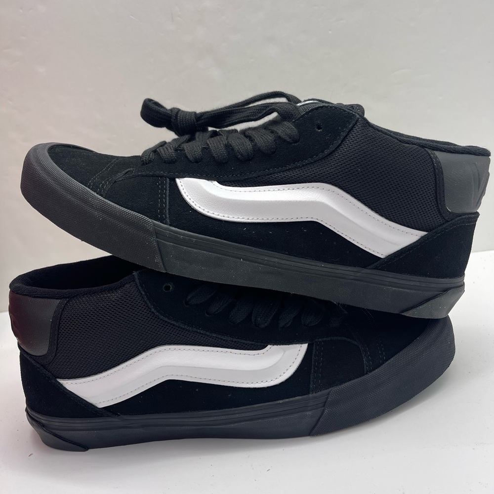 Vans Men’s 11.5 Knu Mid
Black/Black/White
VN000CQ9B8C Sneakers - Picture 16 of 16